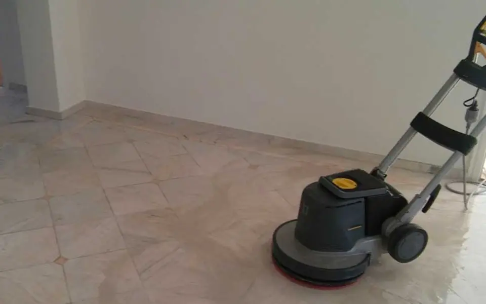 Kristallisieren eines Marmorbodens mit Einscheibenmaschine