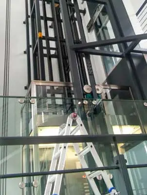 Glasgehäuse des BRK-Aufzugs während der Reinigung