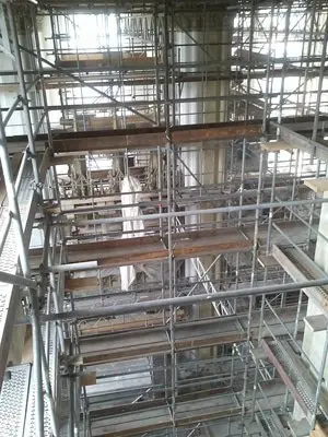 Gerüst im Seitenschiff der Heilig-Kreuz-Kirche