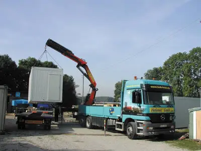 Kran der Tip Top GmbH beim Verladen eines Containers
