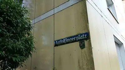 Fassade am Agilolfinger Platz vor der Reinigung