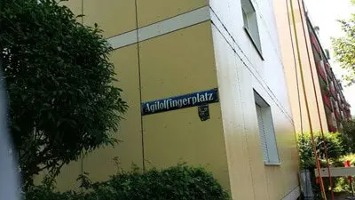 Fassade am Agilolfinger Platz nach der Reinigung