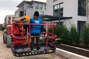 Glasreinigung mit einer Arbeitsbühne