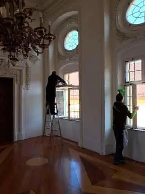 Fensterreinigung an einem Rundfenster im Schloss Hohenaschau