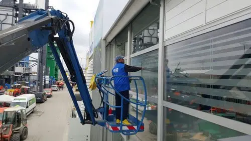 Glasreinigung mit einer Arbeitsbühne auf der bauma 2016