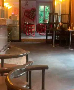 Sitzbereich vor der Teppichreinigung im Café Münchner Freiheit