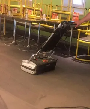 Teppichreinigungsmaschine im Café Münchner Freiheit