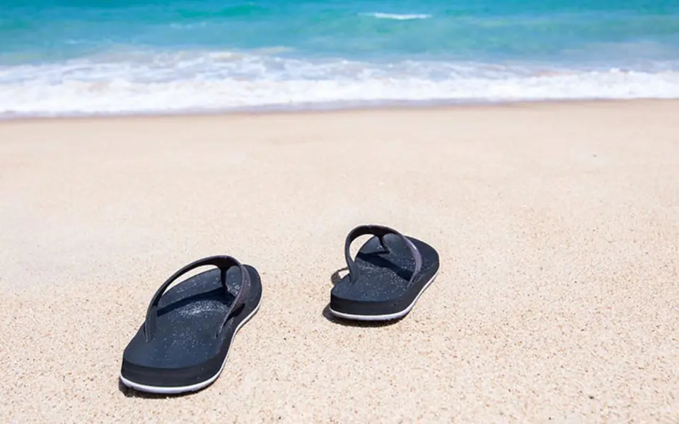 Flip-Flops am Strand als Symbol für die Sommerpause