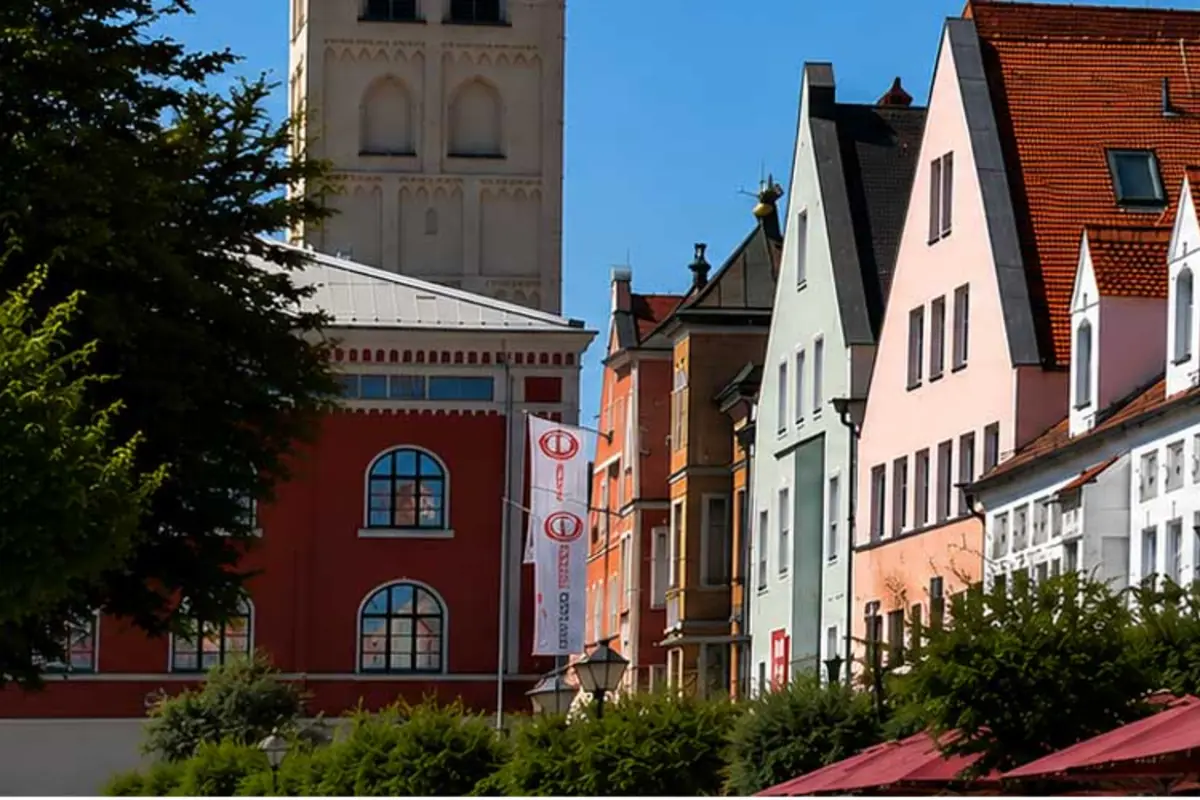 Häuserzeile in der Erdinger Innenstadt mit dem Stadtturm
