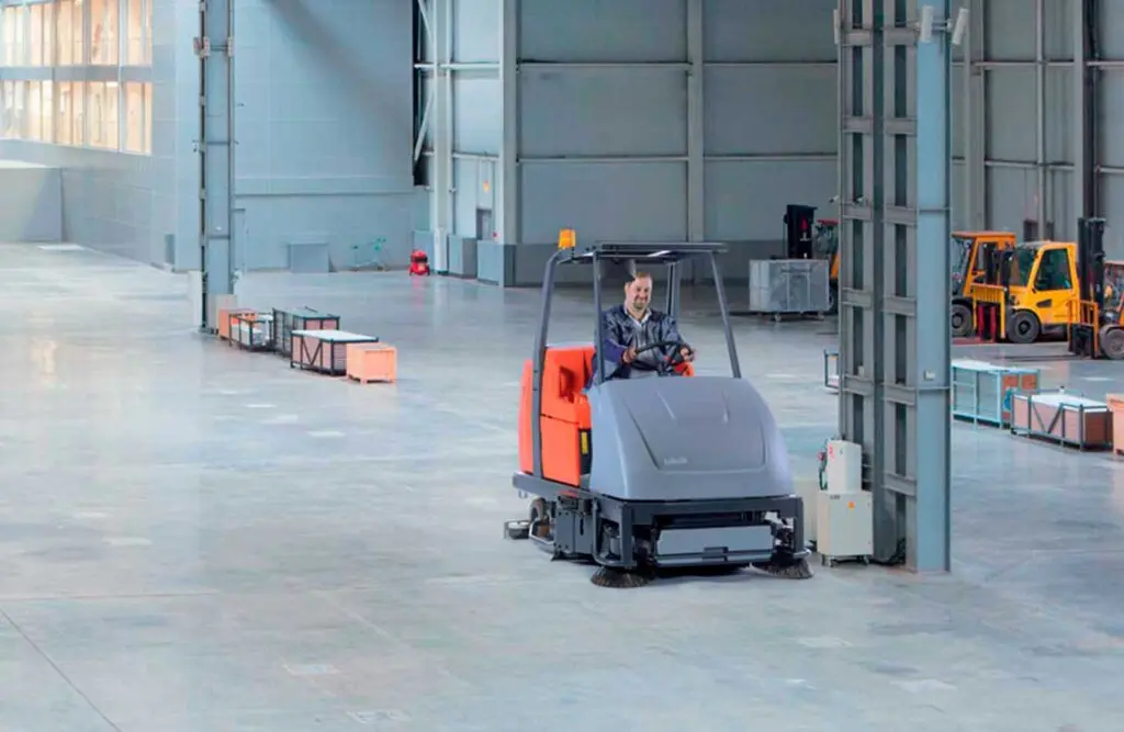 Aufsitzreinigungsmaschine von G&M Team in einer weitläufigen Industriehalle