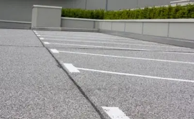 Gereinigte Parkplatzflächen eines gewerblichen Objekts