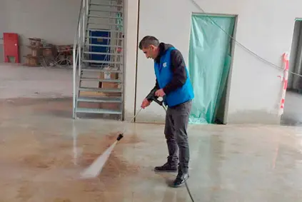 G&M Mitarbeiter bei der Reinigung einer Bodenfläche auf einer Baustelle