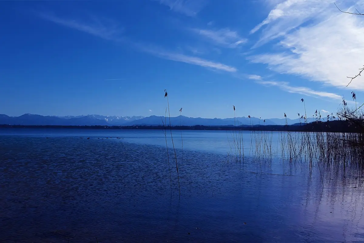 Starnberger See mit Blick auf die Alpen