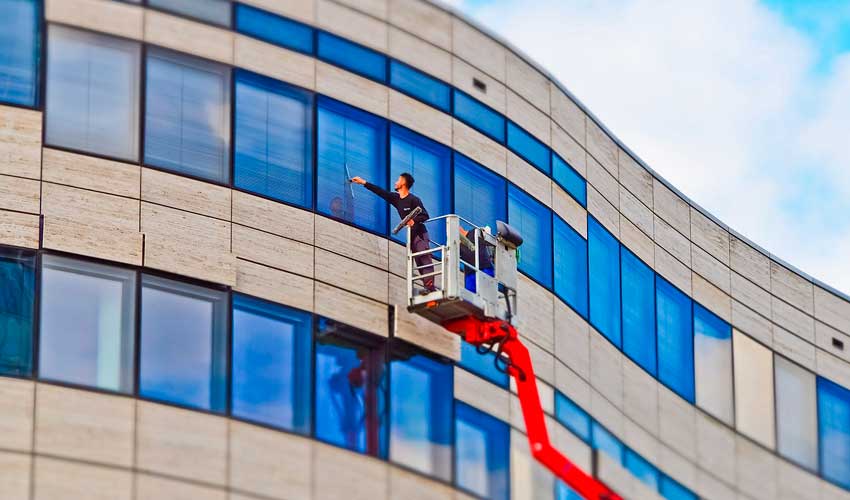 Gebäudereiniger beim Fensterputzen
