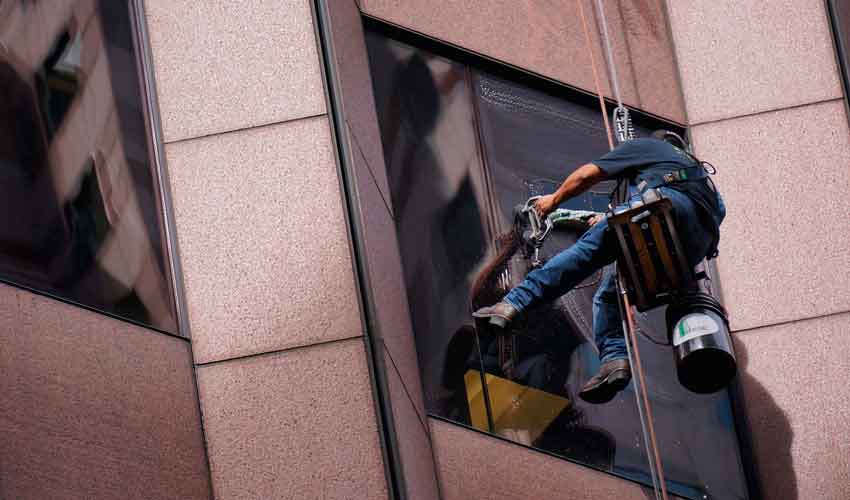 Glasreiniger am Seil