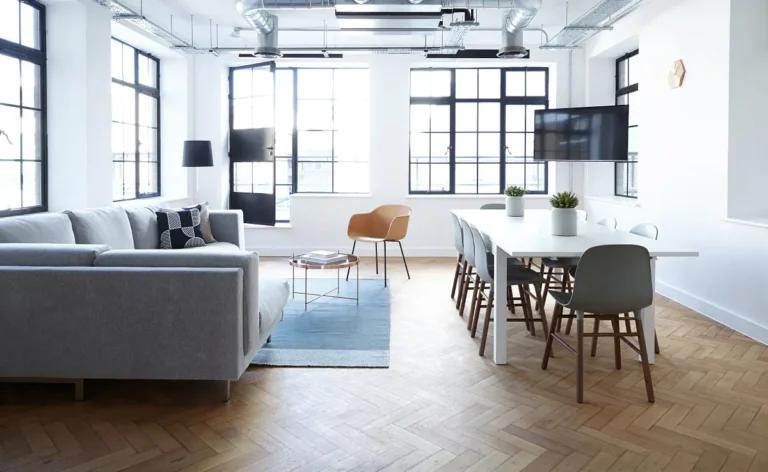 Sauberer und gepflegter Büroraum