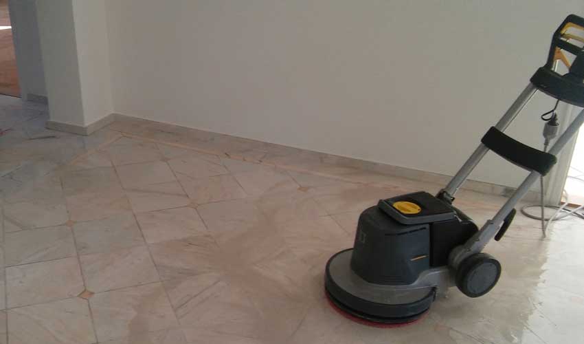 Kristallisieren eines Marmorbodens mit Einscheibenmaschine