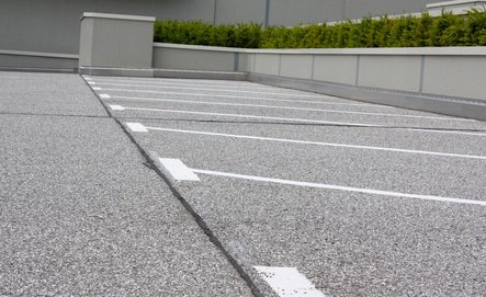 Außenreinigung München gereinigte Außenfläche, Parkplatz