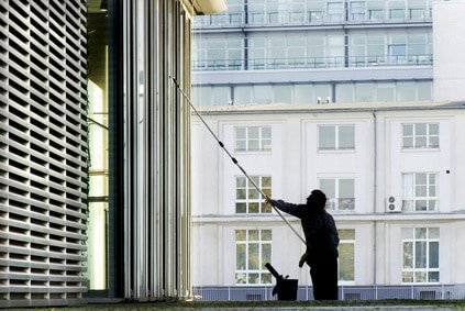 Glasreinigung München: Fensterputzer an einem Glasturm in München