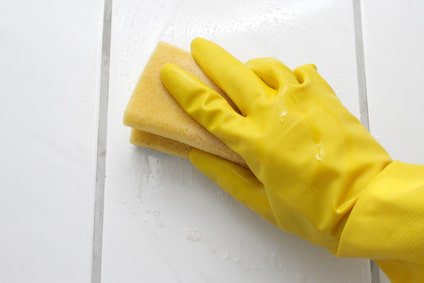 Grudnreinigung München Gründliches Reinigen einer Fliese mit Schwamm