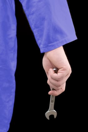 Hausmeisterservice München Hausmeisterservice München: Hausmeister mit Schraubenschlüssel