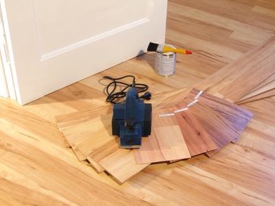 Holzfußboden und Schleifmaschine