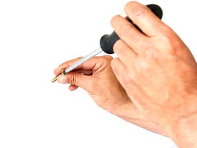 Handwerker-Service München Handwerker-Service München: Eindrehen einer Schraube