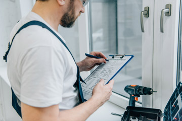 Hausmeister mit Checkliste