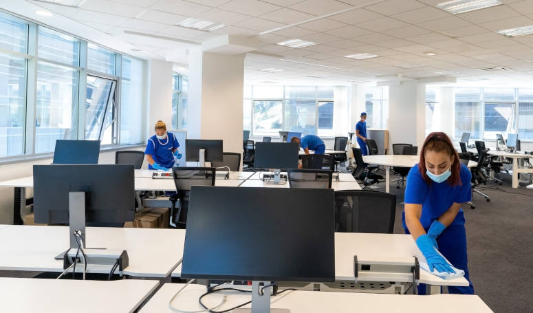Reinigungskräfte in leerem Großraumbüro