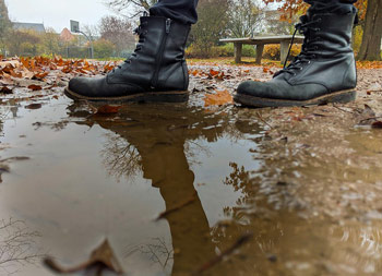 Schuhe in einer herbstlichen Pfütze