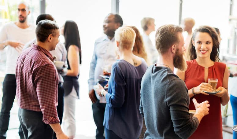 Menschen bei einem Firmenevent