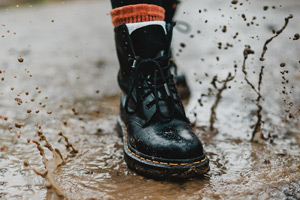 Schuh in Pfütze - Winterdienst hält Nässe draussen