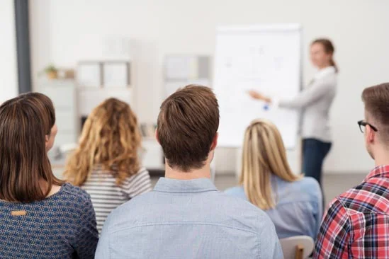 Schulung von Mitarbeitern der Firma G&M Team Mitarbeiterschulung in einem Seminarraum