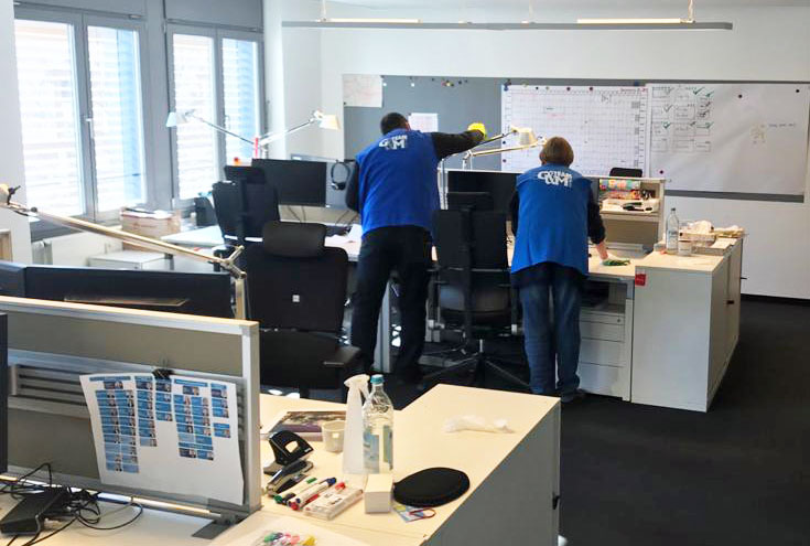 Unterhaltsreinigung von Büroräumen in München durch zwei Mitarbeiter der Firma G&M Team Mitarbeiter der Firma G&M Team beim reinigen eines Büros