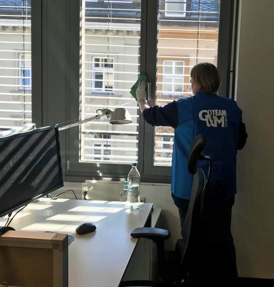 Eine unserer Mitarbeiterinnen bei der täglichen Büroreinigung