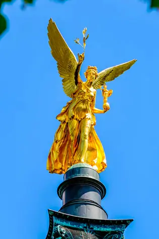 Eines der Wahrzeichen in München. Der Friedensengel in den Bogenhausener Maximiliansanlage.